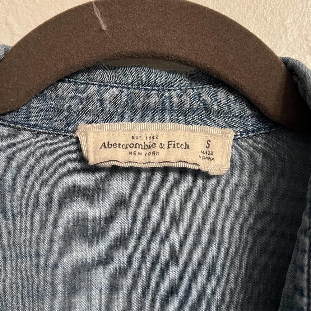 ABERCROMBIE & Fitch Lyocell Chambray Button Down Blouse Top Small - Picture 4 of 5